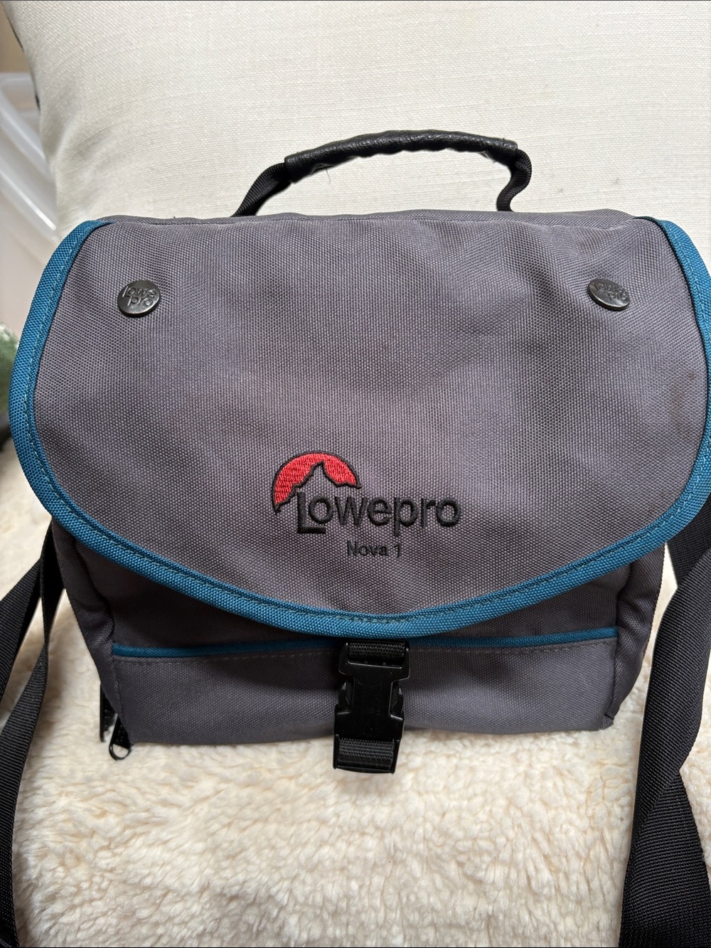 Lowepro Nova 1 Gray Camera Bag with Teal Trim